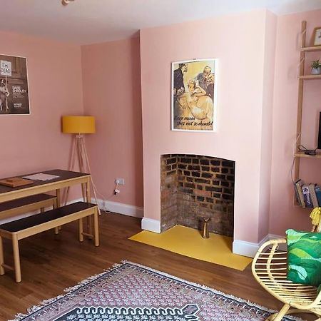 Stylish And Colourful Flat Minutes From The Beach マーゲイト エクステリア 写真