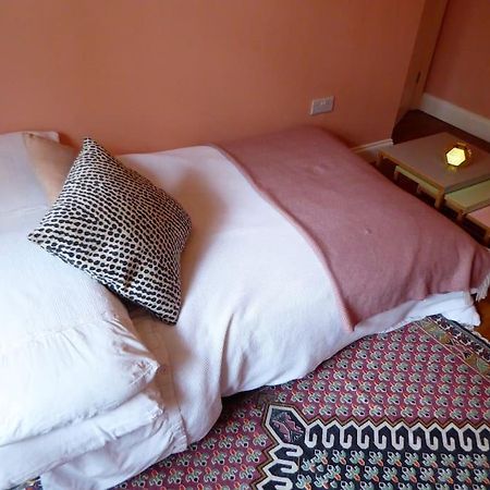 Stylish And Colourful Flat Minutes From The Beach マーゲイト エクステリア 写真
