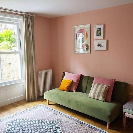 Stylish And Colourful Flat Minutes From The Beach マーゲイト エクステリア 写真
