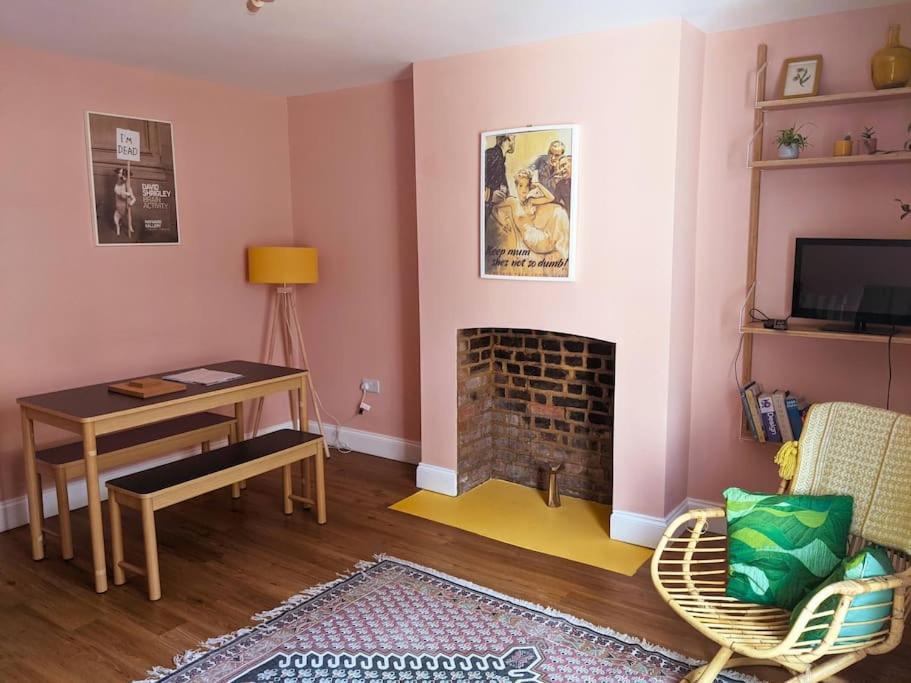 Stylish And Colourful Flat Minutes From The Beach マーゲイト エクステリア 写真
