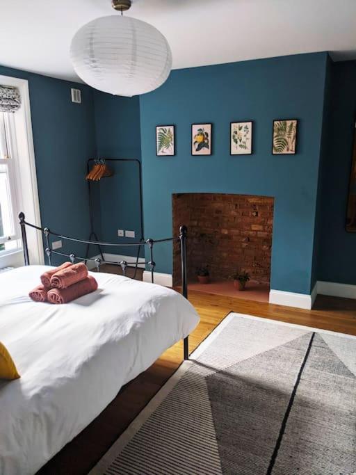 Stylish And Colourful Flat Minutes From The Beach マーゲイト エクステリア 写真