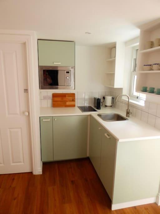 Stylish And Colourful Flat Minutes From The Beach マーゲイト エクステリア 写真