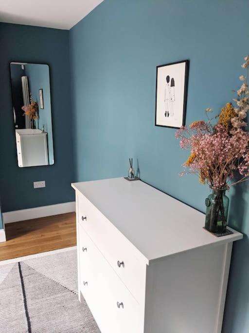 Stylish And Colourful Flat Minutes From The Beach マーゲイト エクステリア 写真