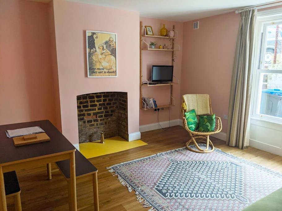 Stylish And Colourful Flat Minutes From The Beach マーゲイト エクステリア 写真