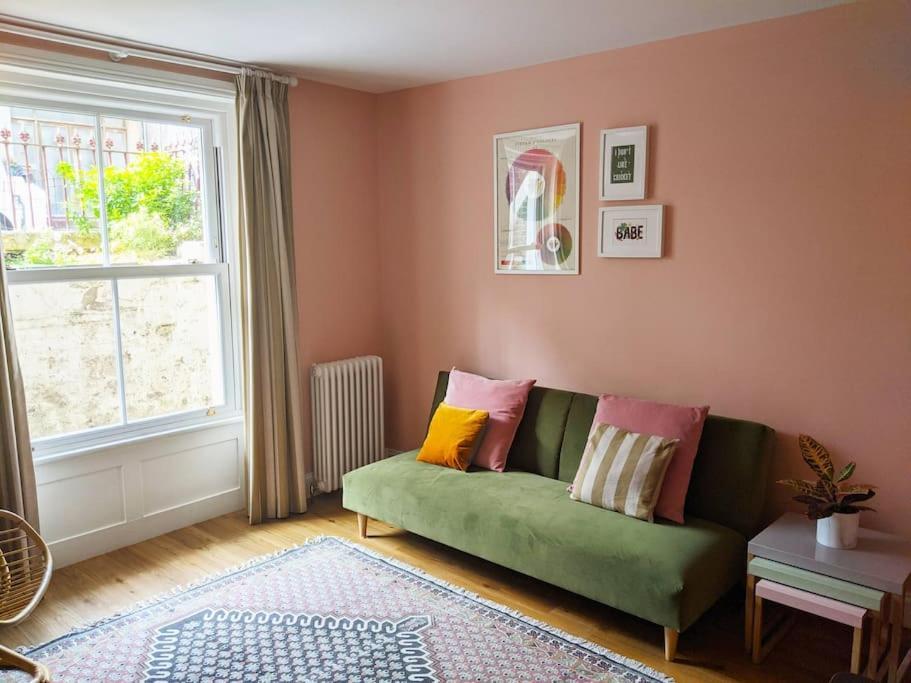 Stylish And Colourful Flat Minutes From The Beach マーゲイト エクステリア 写真