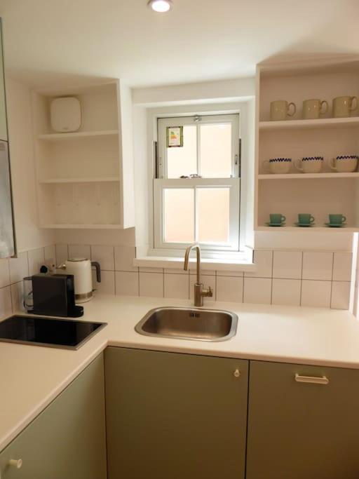 Stylish And Colourful Flat Minutes From The Beach マーゲイト エクステリア 写真